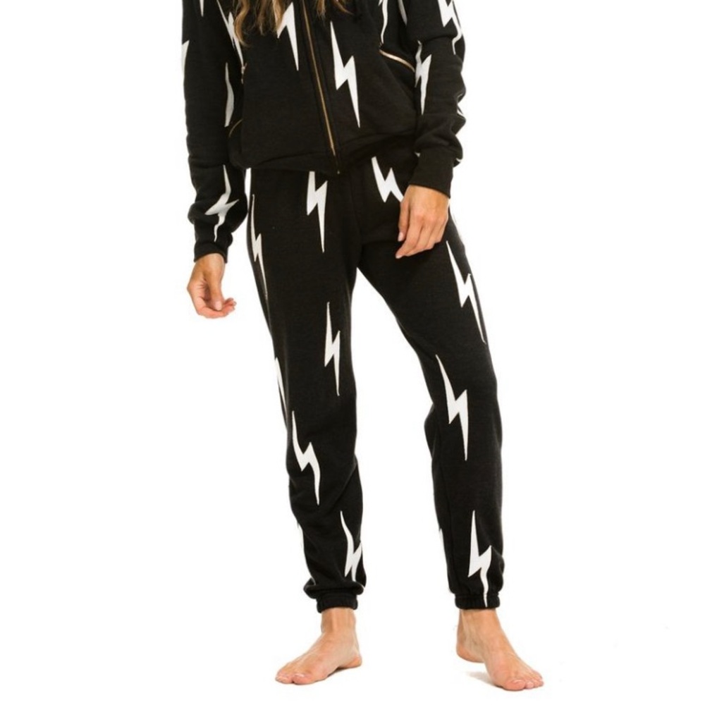 ⭐️DO NOT BUY ⭐️ Im looking for a size Medium or Large joggers!!!